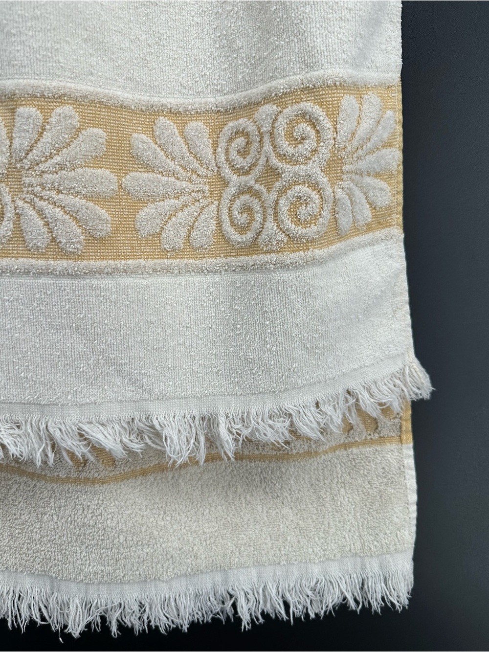Vintage Cannon Monticello embossed beige/yellow towel - Picture 5 of 8